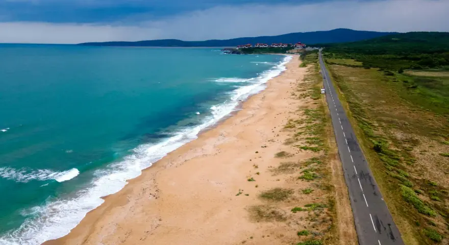 Piękna plaża i turkusowe morze, a obok droga. To dowód, że Bułgaria ma dostęp do morza.