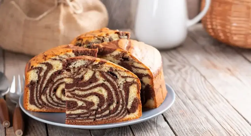 Torta zebrata, soffice e golosa, preparata in friggitrice ad aria. Perfetta per la colazione o la merenda.