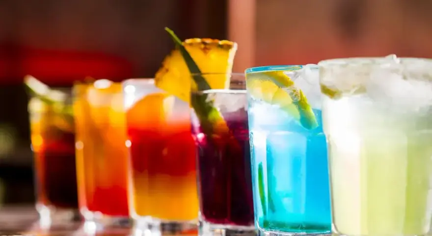 Kolorowe drinki na barze, idealne inspiracje, jak zrobić drinka. Od czerwonego, przez niebieski, po zielony.
