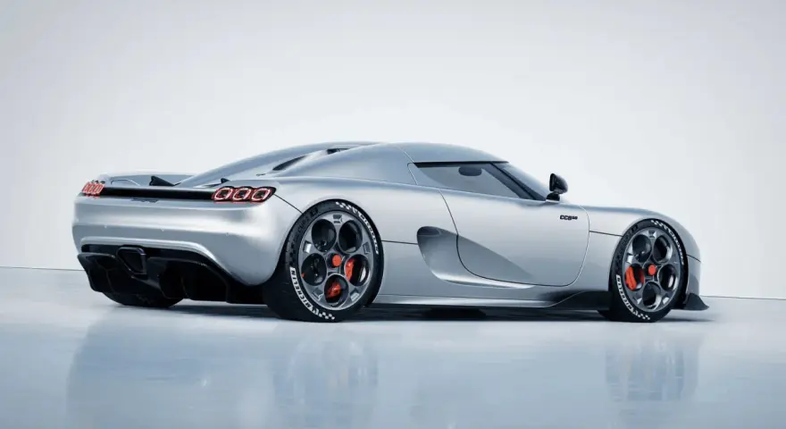 Srebrny Koenigsegg CC850 z czerwonymi zaciskami hamulcowymi i charakterystycznymi felgami.