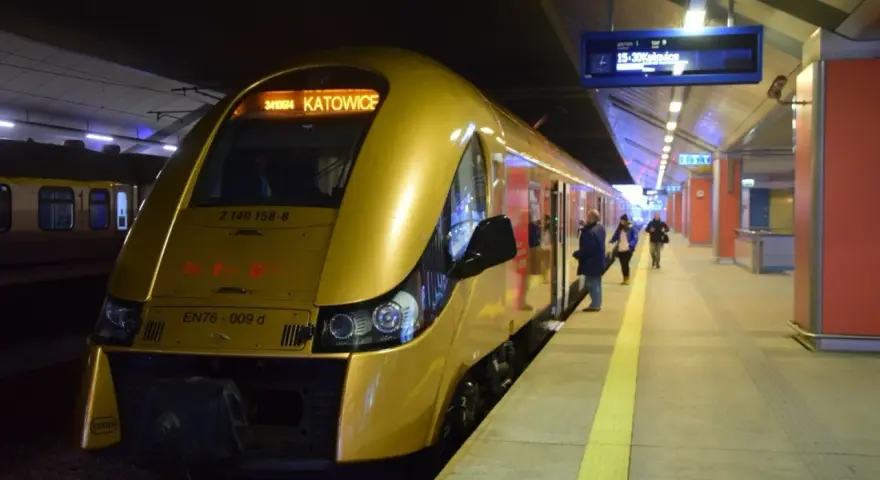 Złoty pociąg EN76-009 d z napisem "KATOWICE" na tablicy informacyjnej czeka na pasażerów. Może to być pociąg do Krakowa.
