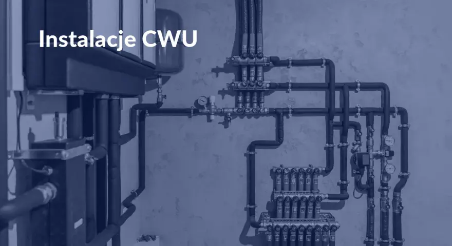 Złożona instalacja CWU z widocznym kotłem i rozdzielaczami.