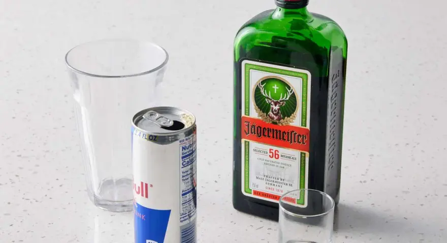 Jägerbomba: Jak zrobić i czy warto ryzykować zdrowie?