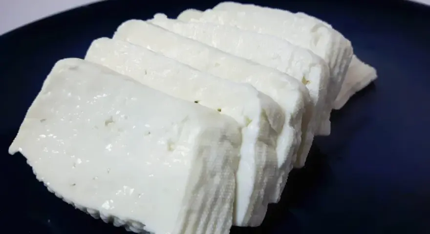 Czy halloumi ma laktozę? Sprawdź, czy możesz jeść ten ser bez obaw