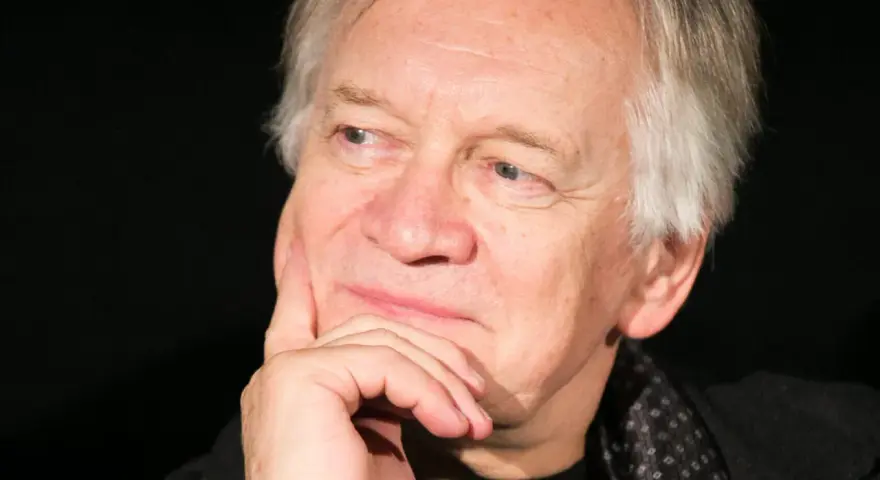 Portret Andrzeja Seweryna z dłonią podpartą na policzku. Zastanawia się, ile lat ma Andrzej Seweryn.