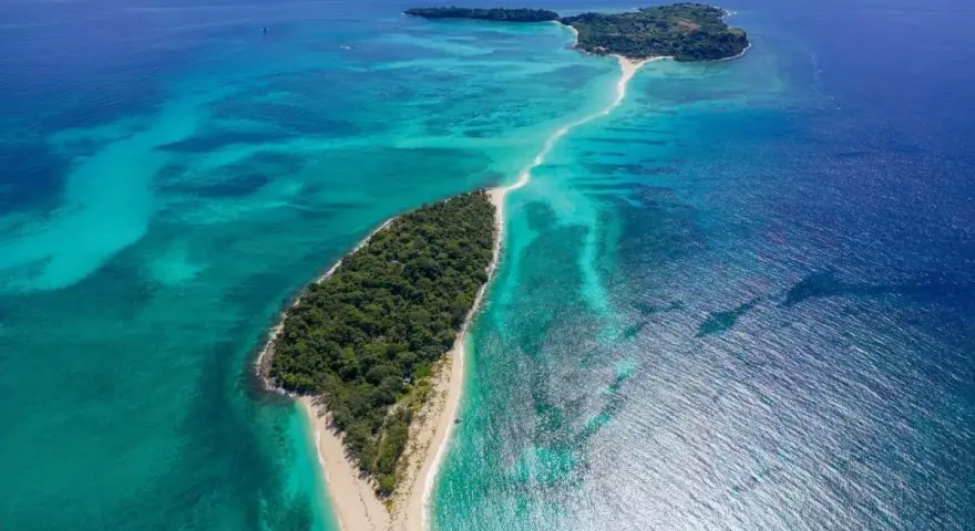 Rajskie plaże i turkusowa woda na Madagaskarze. Idealne miejsce na wakacje marzeń, gdzie można poczuć się jak na bezludnej wyspie.