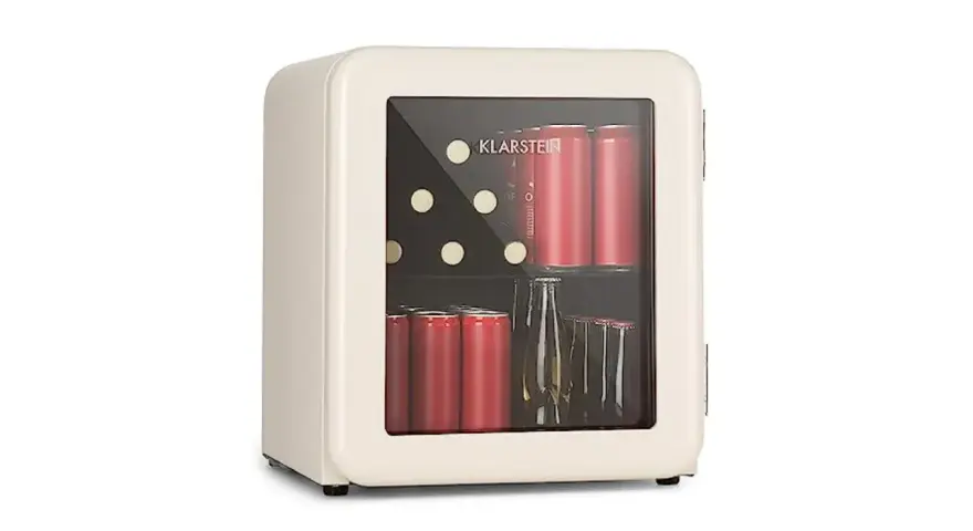Mini-frigo Klarstein rempli de canettes rouges et de bouteilles. Son fonctionnement est silencieux, idéal pour un faible niveau sonore d'un frigo.