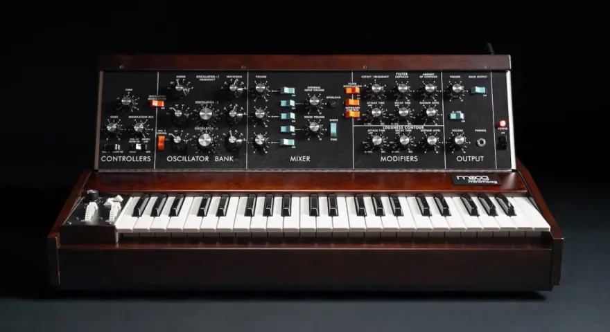 Ein Moog Minimoog-Synthesizer, ikonisch für die 70er Jahre und die Geburt von Synthesizer Musik.