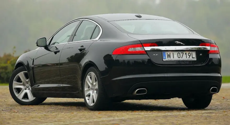 Czarne Jaguar XF 2.7 diesel, widok z tyłu. Opinie o tym modelu często podkreślają jego elegancję i komfort.