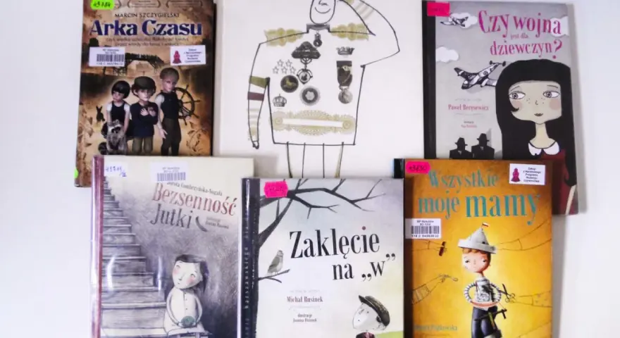 Książka o wojnie dla dzieci "Czy wojna jest dla dziewczyn?" obok innych tytułów.