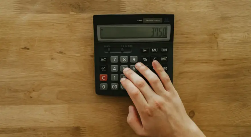 Main tenant utilise une calculatrice pour déterminer quel compte bancaire à l'étranger doit-on déclarer.