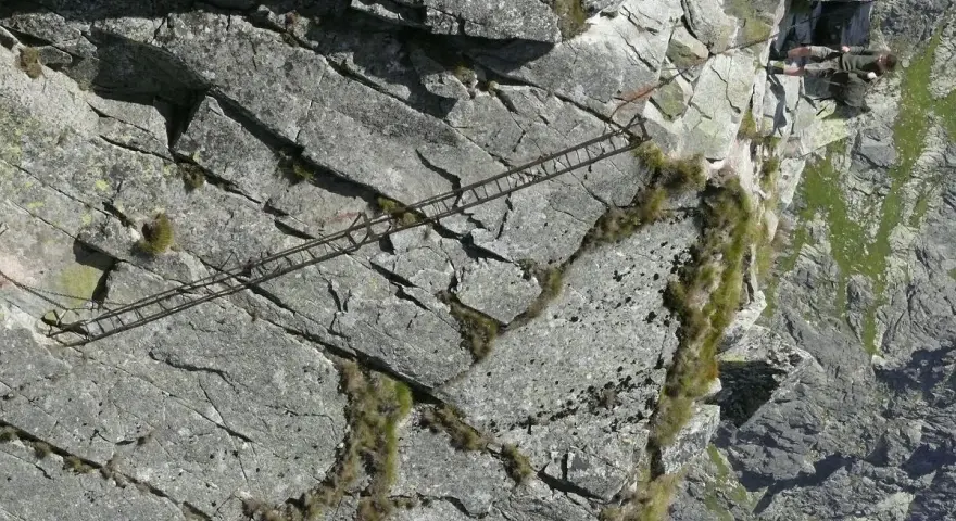 Trudna trasa Orla Perć. Metalowe drabinki i łańcuchy na skalnej ścianie. Ile osób zginęło na tej trasie?