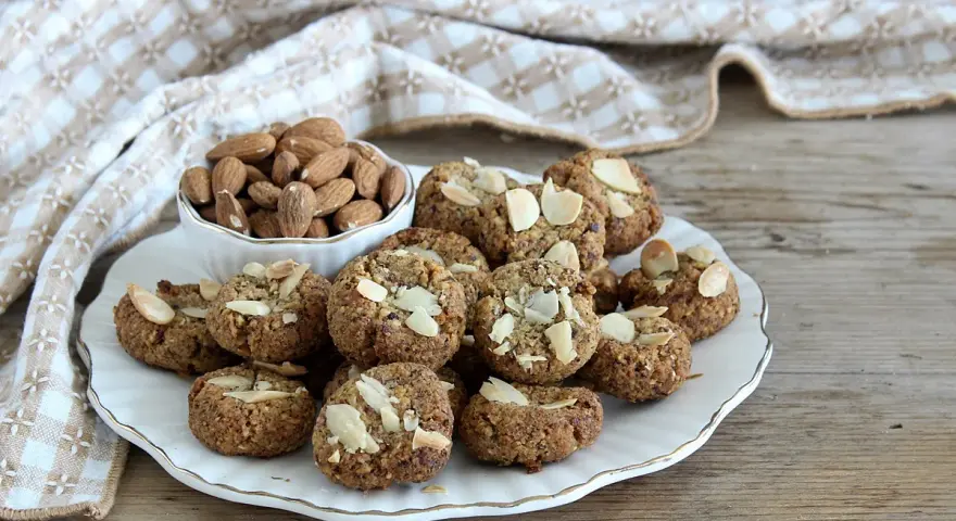 Biscotti alle mandorle, deliziosi dolci senza zucchero, perfetti per una pausa sana e gustosa.
