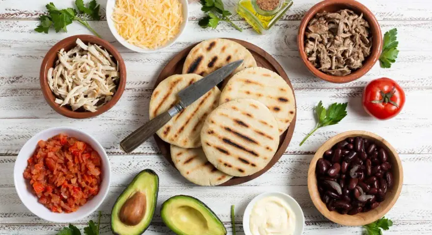 Arepas venezolanas con rellenos: pollo deshebrado, carne mechada, frijoles, queso, aguacate y ensalada.