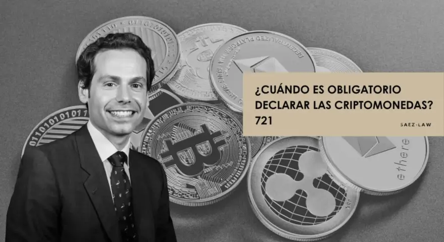 Hombre sonriente junto a monedas de criptomonedas. El texto pregunta: "¿Cuándo es obligatorio declarar las criptomonedas?". Si tienes criptomonedas, ¿tengo que declarar criptomonedas si no he vendido?