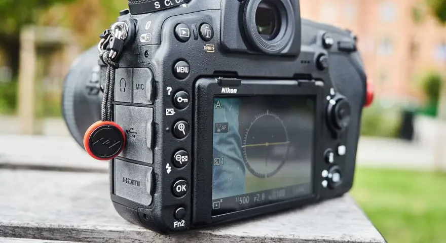 Nikon D850 cena: profesjonalny aparat fotograficzny z tyłu, z widocznym ekranem LCD i przyciskami sterującymi.