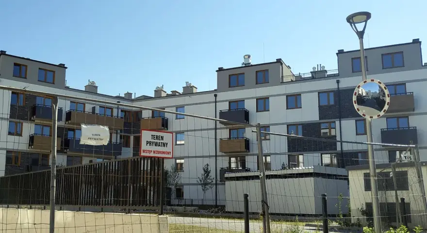 Nowe bloki, ogrodzenie i tabliczki "teren prywatny". Czy to już patodeweloperka?