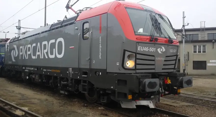 Lokomotywa PKP Cargo EU46-501 z napisem "PKPCARGO" na szarym boku i czerwonym przodem.