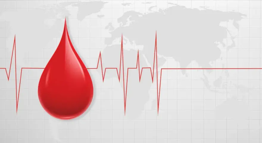 Kropla krwi i EKG na tle mapy świata. Symbolizuje to globalne znaczenie transfuzji i potrzebę pomocy, zwłaszcza gdy w grę wchodzą najrzadsze grupy krwi.