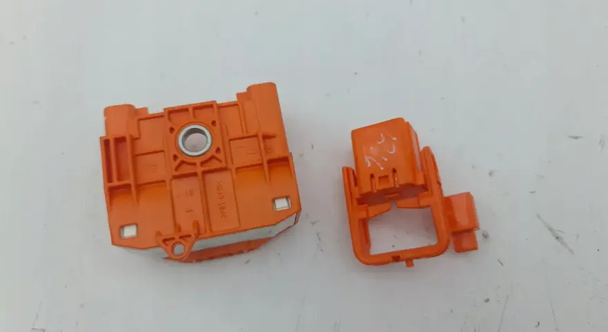 Pomarańczowy element z oznaczeniami, prawdopodobnie złącze bezpieczników do Toyota Corolla E21.