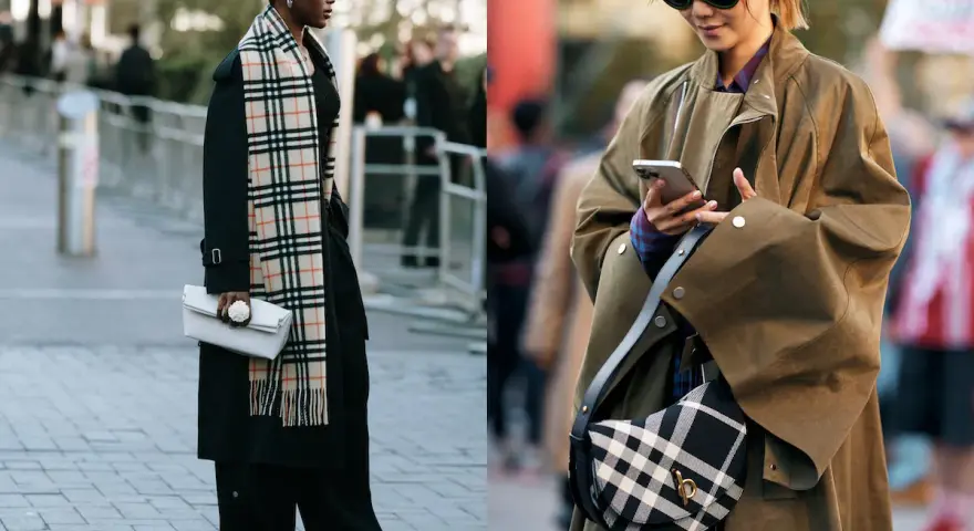 Due donne mostrano il loro outfit check significato con cappotti eleganti, sciarpe a quadri e borse di tendenza.