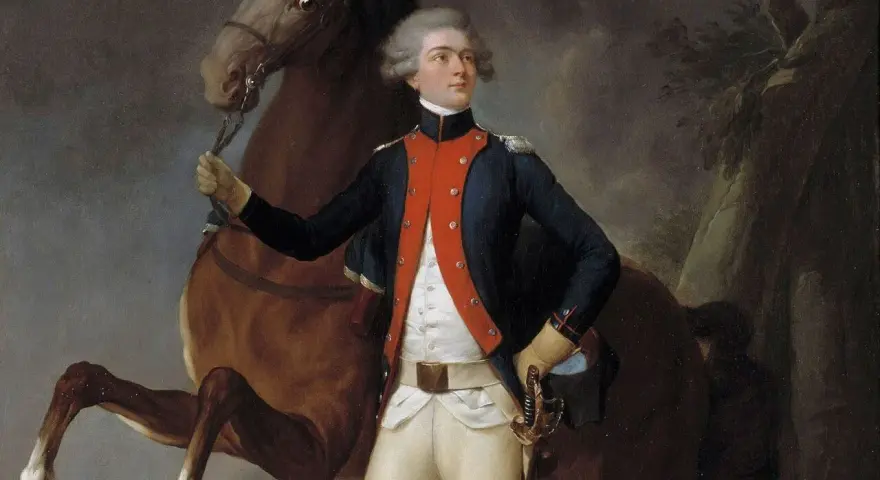 Portrait de **la Fayette** en uniforme militaire, tenant les rênes d'un cheval brun. Il porte une veste bleue avec un gilet rouge et un pantalon blanc.