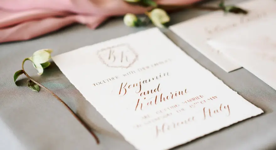 Eleganckie zaproszenia ślubne z kaligrafią. Inspiracja, jak przygotować zaproszenia na rocznicę ślubu dla rodziców i dziadków.