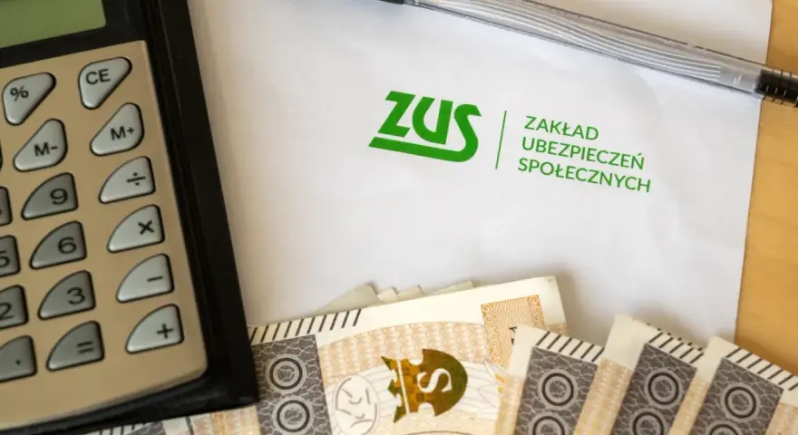 Kalkulator, długopis, banknoty i dokument ZUS. To ZUS wypłaca L4 ciążowe.