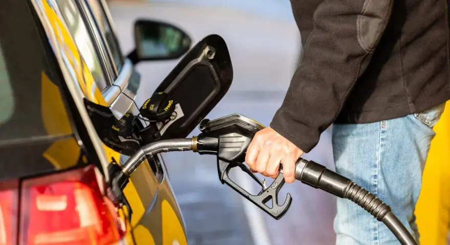 Tankowanie samochodu z silnikiem diesla. Dłoń trzyma pistolet paliwowy z napisem Diesel B0.