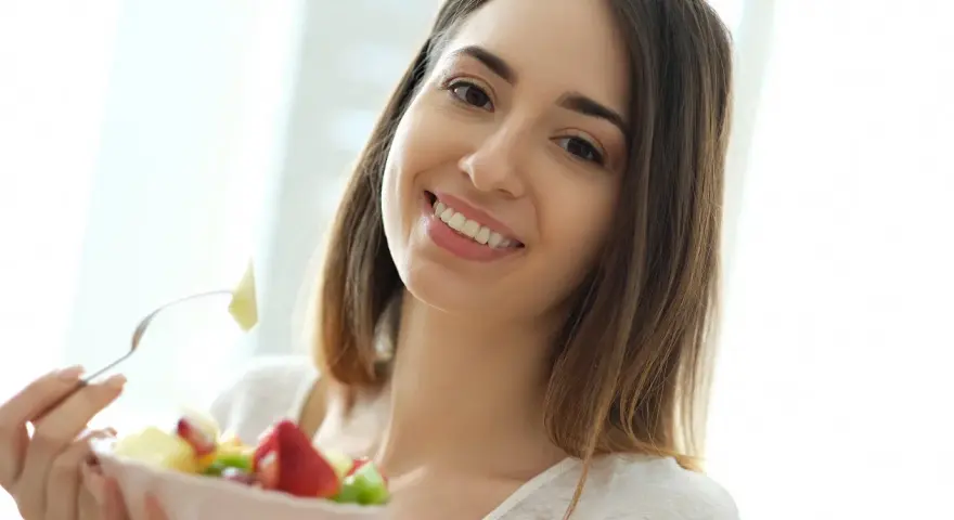 Kiedy bezpiecznie jeść po dentyście? Plomba, wyrwanie, wybielanie