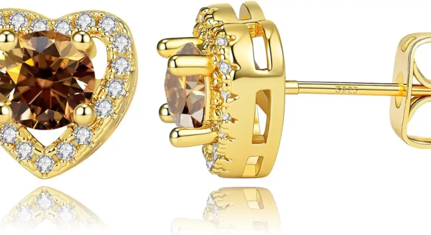 Orecchini a forma di cuore dorati con zirconi bianchi e una pietra centrale color cognac. L'oro contiene nichel, ma il design è elegante.