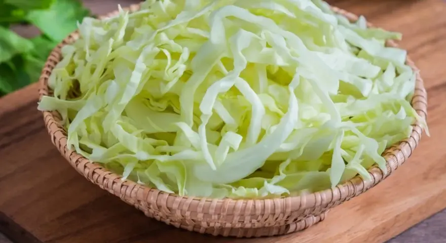 Posiekana kapusta biała w koszyku. Niska zawartość kcal sprawia, że jest idealna do sałatek i surówek.
