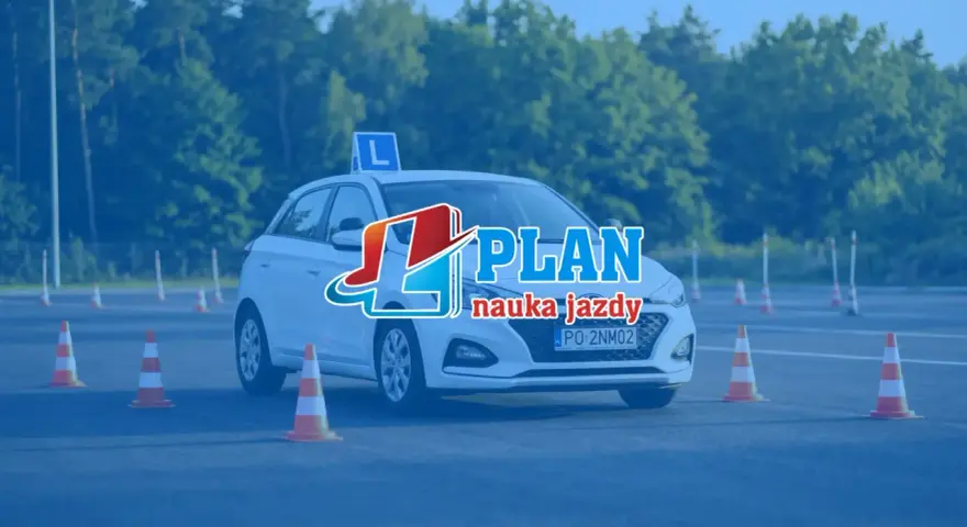 Biały samochód z literą "L" na dachu i pachołkami na placu manewrowym. To idealne miejsce na praktyczny egzamin na prawo jazdy.