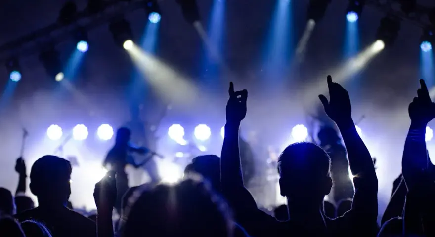 Tłum na koncercie, ręce w górze, światła sceniczne. Tak wyglądają juwenalia – studenckie święto radości i muzyki.