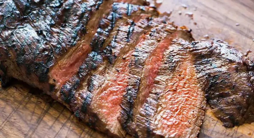Grillad flankstek, perfekt för ett saftigt flankstek recept. Skivad och redo att serveras.