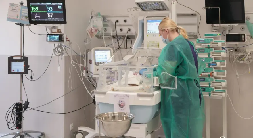 Jak pobrać mocz od niemowlaka chłopca? Prosto i bez stresu!
