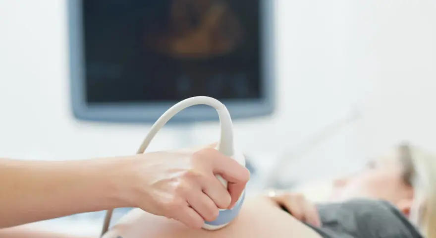 Zbliża się 38 tydzień ciąży. Lekarz wykonuje USG, by sprawdzić, jak rozwija się dziecko.