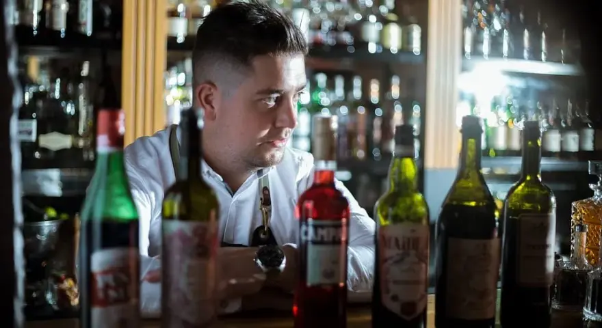 Ile zarabia barman w klubie? Zaskakujące fakty o wynagrodzeniach
