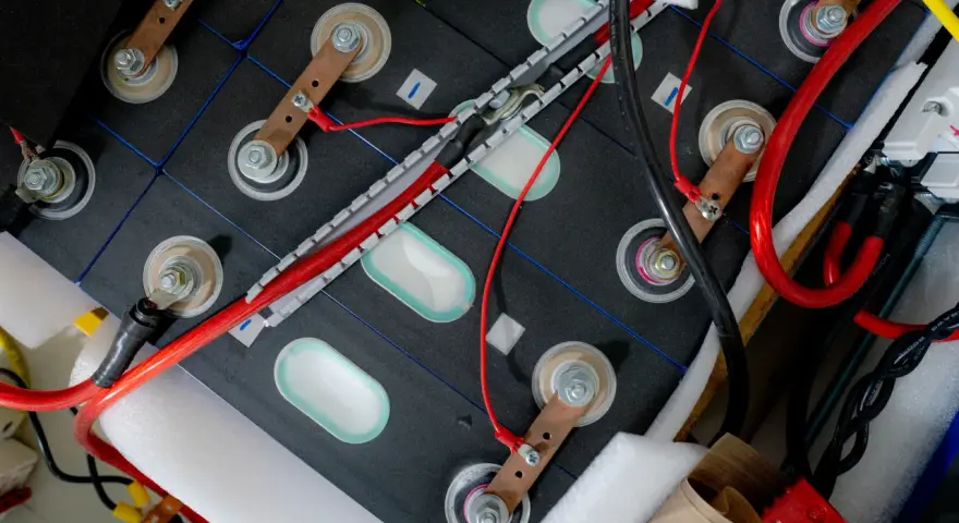 Ile waży bateria do samochodu elektrycznego? Zaskakujące różnice!