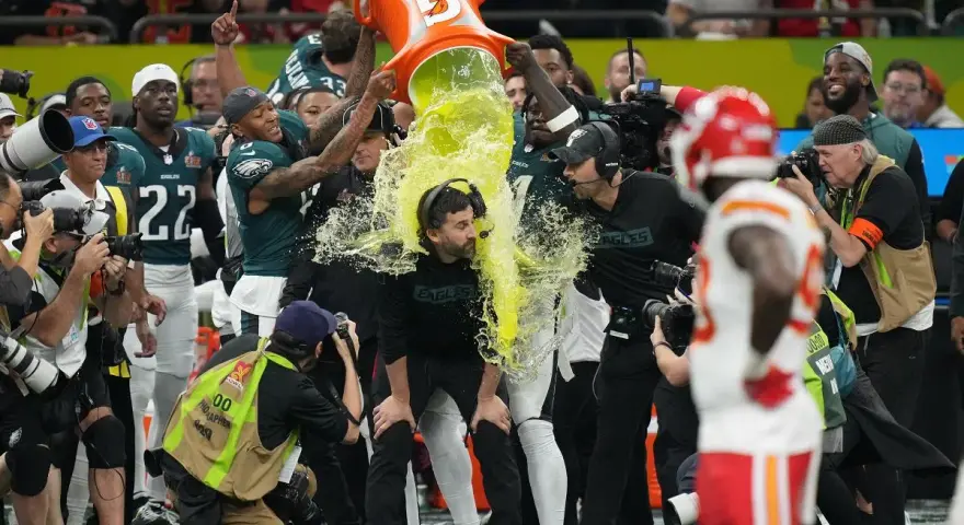 Radość po wygranej! Trener Eagles oblany napojem po meczu, który mógłby być finałem Super Bowl 2025.