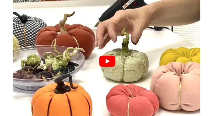 Création de citrouilles en tissu pour une décoration d'automne. Un bricolage facile pour embellir votre intérieur.