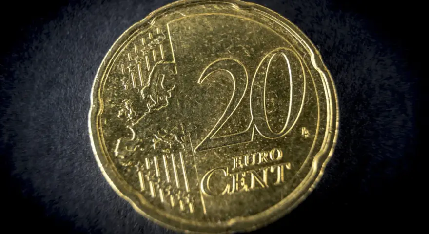 Une pièce de 20 centimes d'euros, avec le chiffre 20 bien visible et une carte de l'Europe.