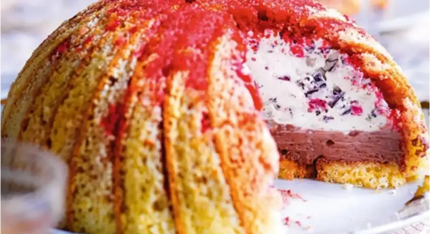 Un delizioso dolce, simile ai dolci tipici toscani, con strati di gelato al cioccolato e crema, ricoperto da savoiardi e spolverato di rosso.