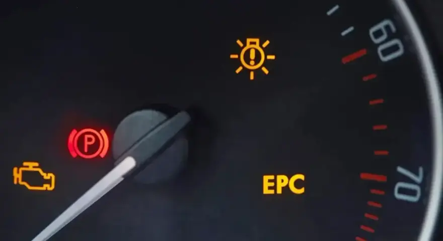 Na desce rozdzielczej świeci się kontrolka EPC i kontrolka silnika.