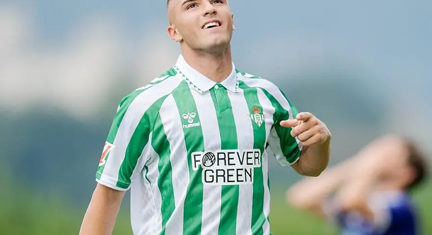 Pablo García, jugador del Betis, celebra un gol con su característica camiseta verdiblanca.