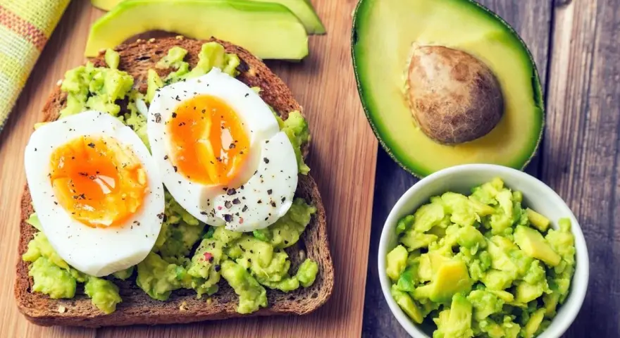 Toast integrale con avocado schiacciato e uovo sodo, un'idea per ricette con avocado veloci e gustose.