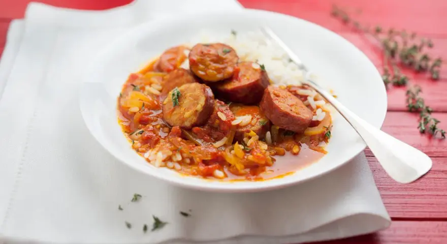 Un délicieux rougail saucisse Cookeo, servi avec du riz blanc.