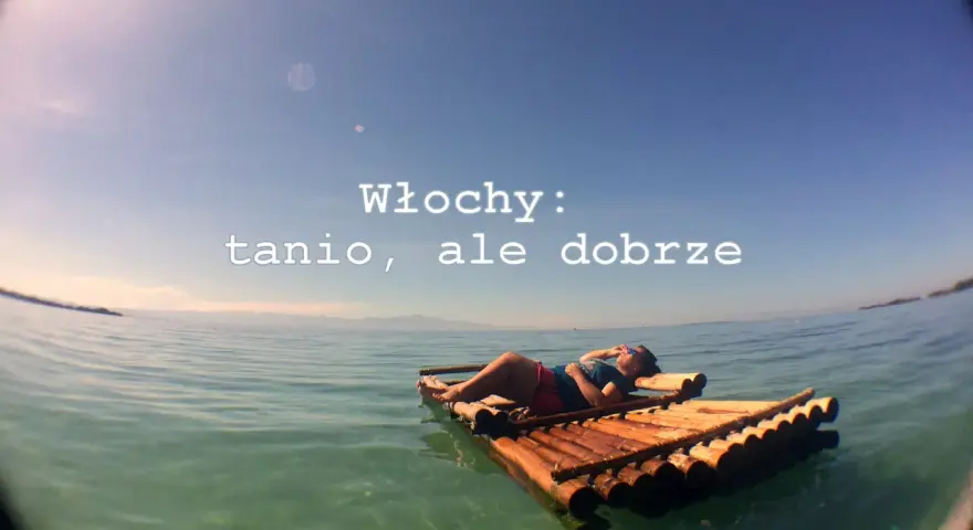 Osoba odpoczywa na tratwie na wodzie. Tekst głosi "Włochy: tanio, ale dobrze". Nawet z ograniczoną walutą we Włoszech można znaleźć tanie i dobre opcje.