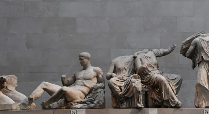 Statues grecques antiques, dont un homme musclé assis et des figures féminines drapées, témoignant de l'art hellénistique.