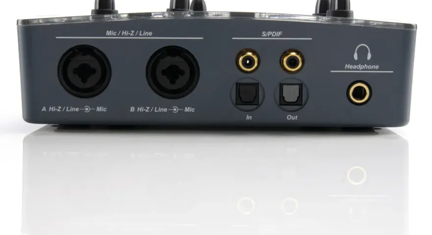 Tył interfejsu audio emu 0404 z wejściami mikrofonowymi, liniowymi, S/PDIF i wyjściem słuchawkowym.